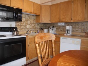 Full-size fridge, microwave, oven, stovetop - Homestake Condominiums (Vail)