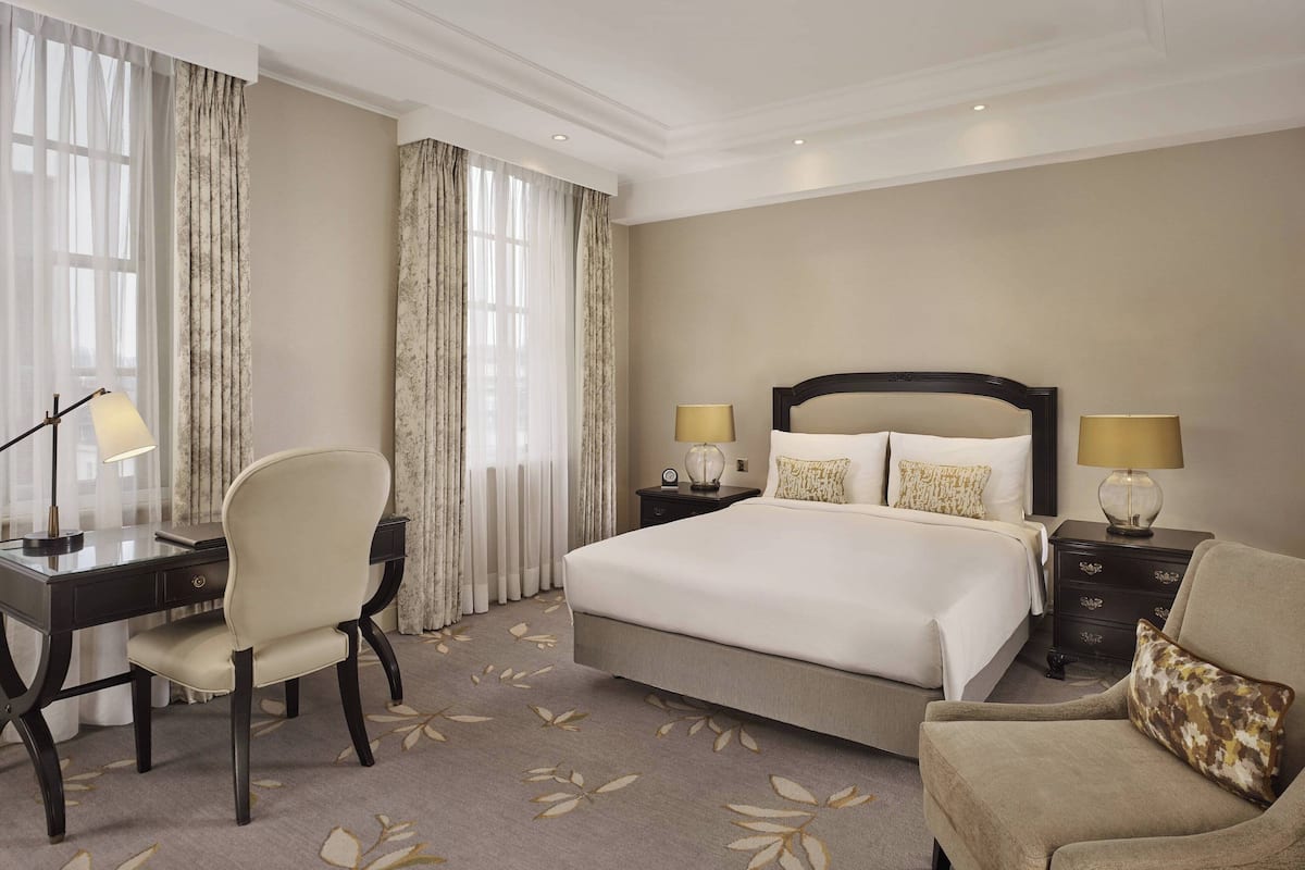 Deluxe Room, 1 Queen Bed, Non Smoking | 1 bedroom, pillowtop beds, minibar, in-room safe