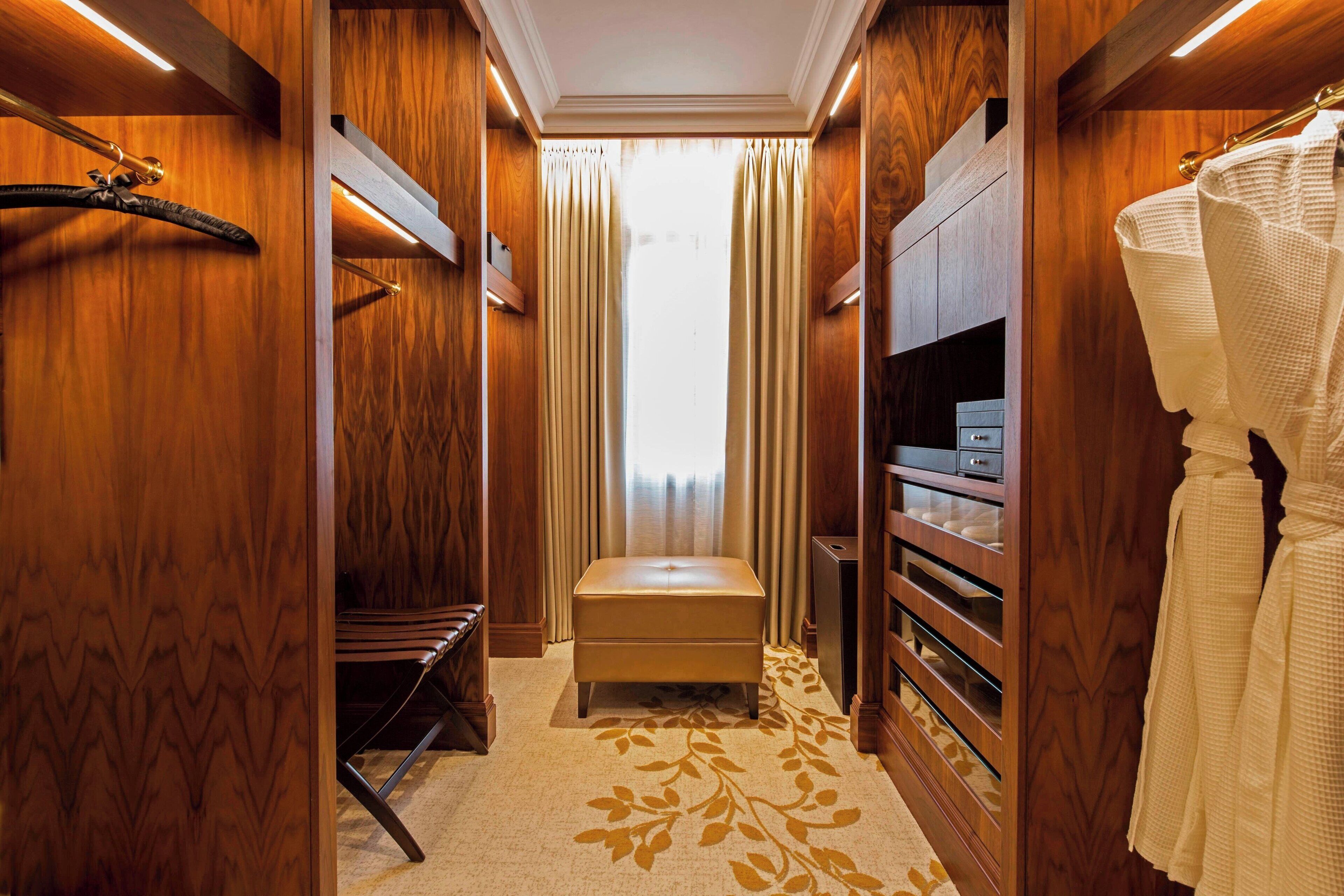 royal suite, 1 bedroom, non smoking | 1 bedroom, pillow-top beds, minibar, in-room safe