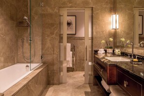 Combined shower/bathtub, eco-friendly toiletries, hair dryer, bathrobes - JW Marriott Grosvenor House London (London)