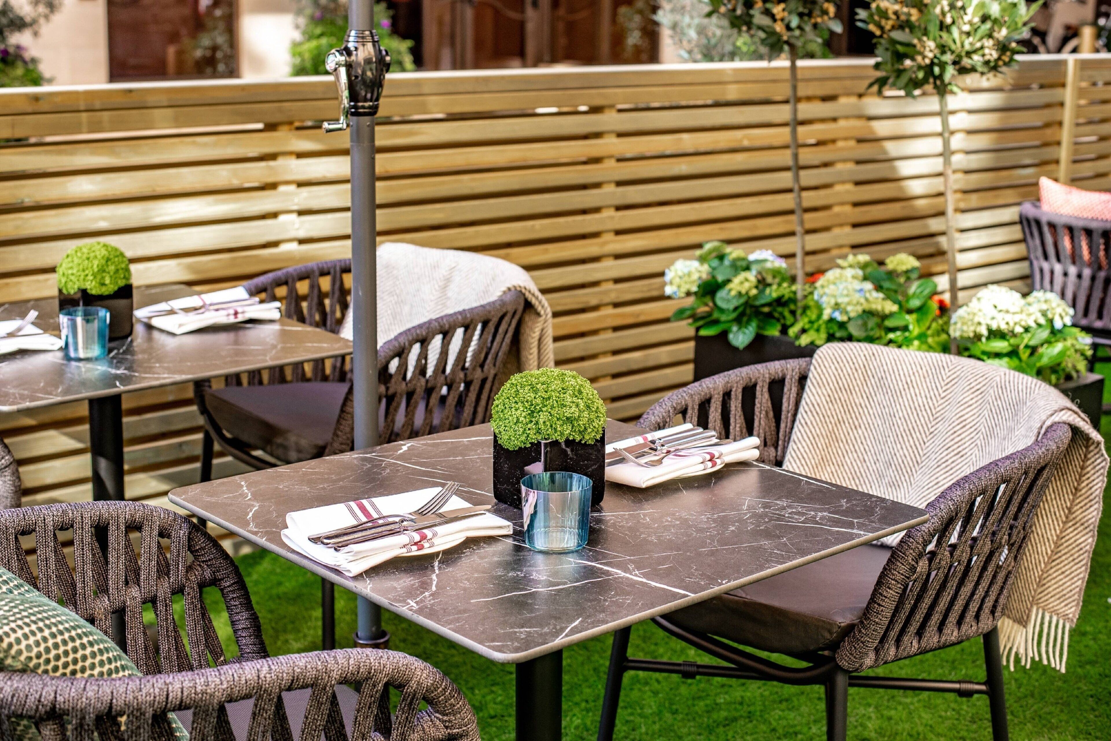 breakfast, lunch and dinner served