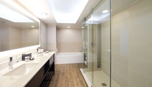 Kamar Presidensial, 1 Tempat Tidur King, Bebas Asap Rokok | Kamar mandi | Perlengkapan mandi gratis, pengering rambut,  dan handuk
