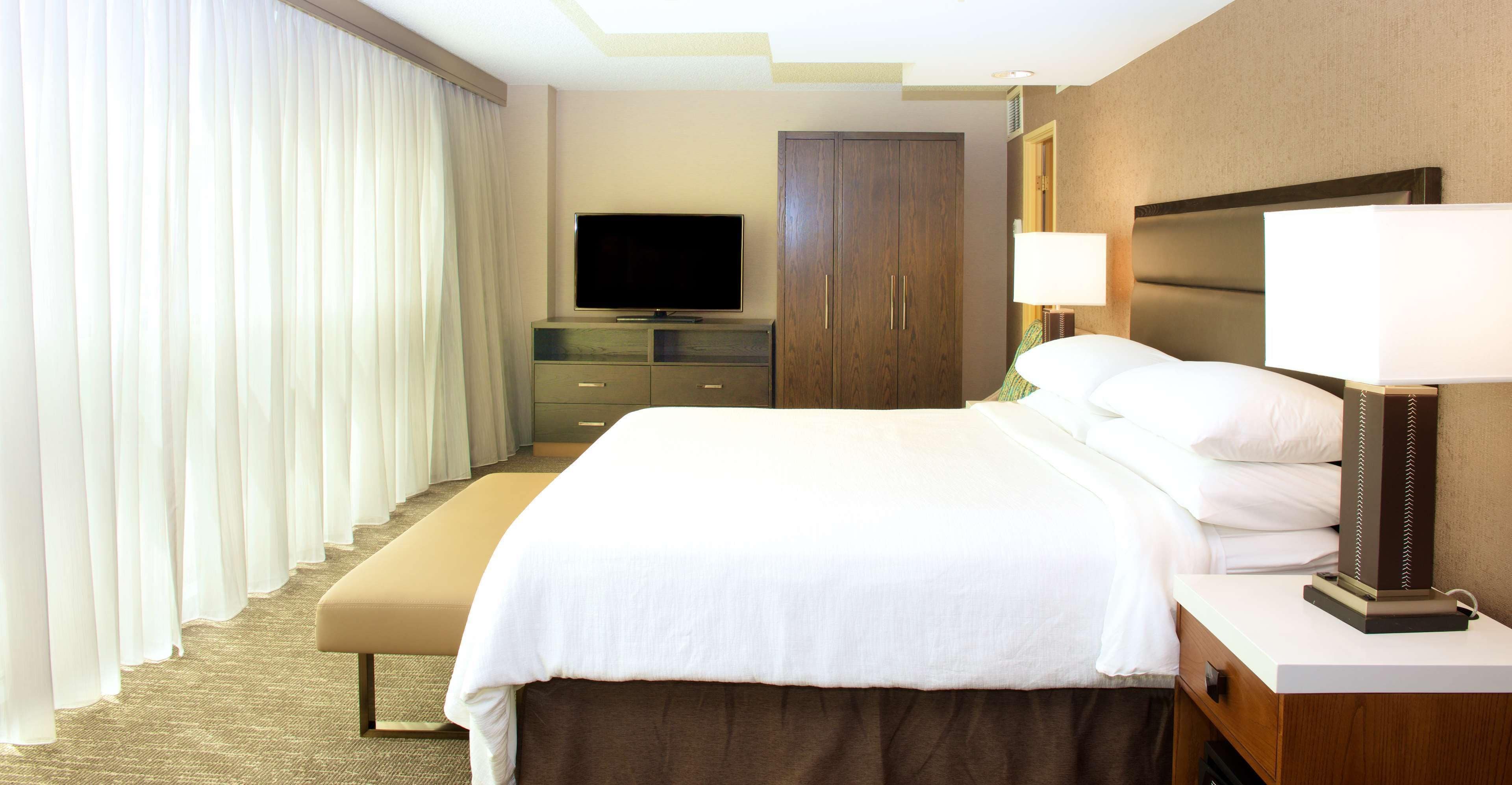 presidential room, 1 king bed, non smoking | premium bedding, in-room safe, desk, laptop workspace