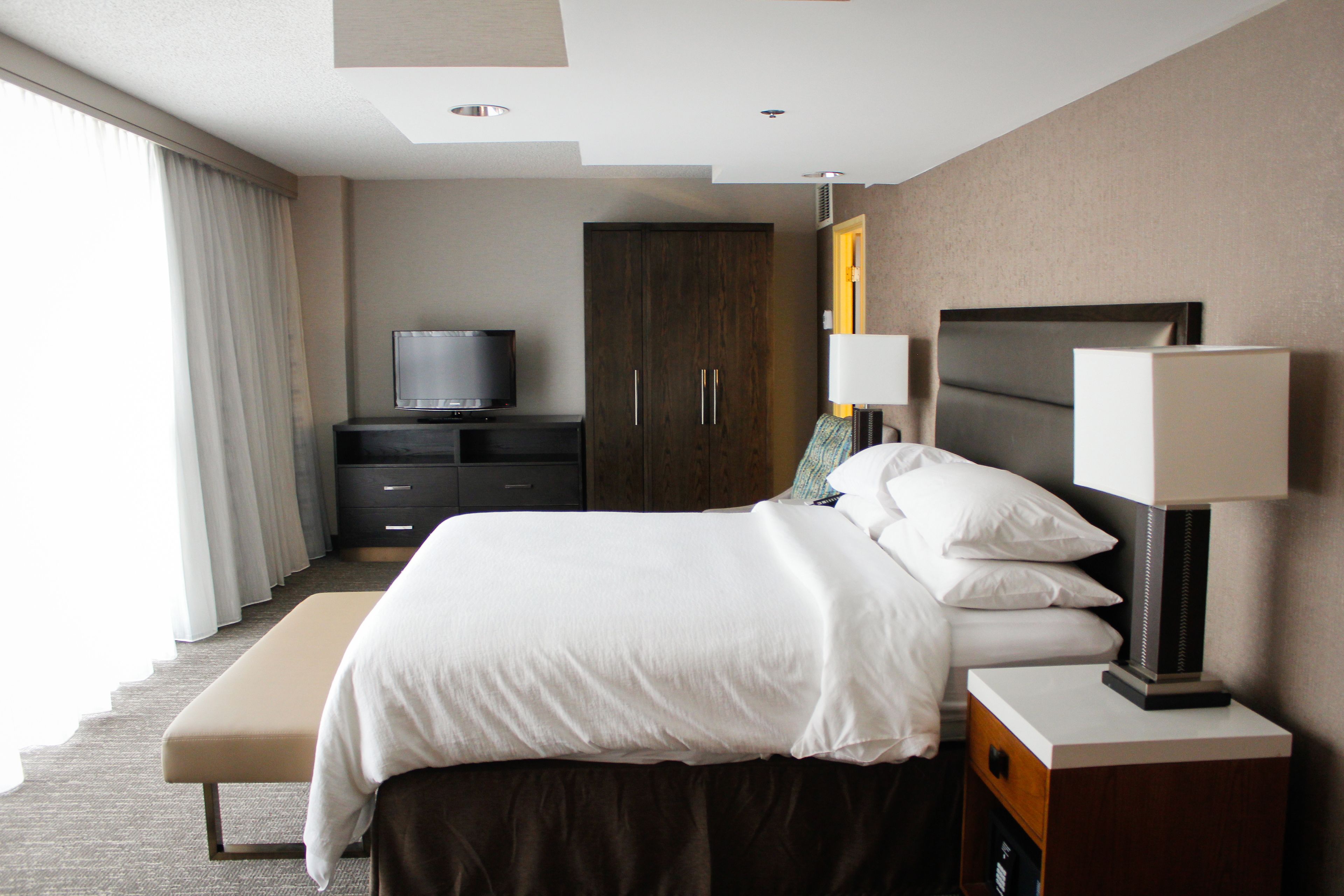 presidential room, 1 king bed, non smoking | premium bedding, in-room safe, desk, laptop workspace