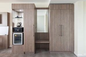 Minibar, brankas, meja kerja, dan setrika/meja setrika