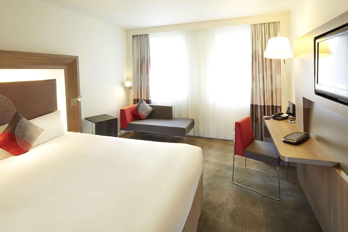 Superior Room, 1 Queen Bed (Premium) | Minibar, in-room safe, desk, iron/ironing board