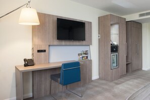 Minibar, in-room safe, desk, iron/ironing board