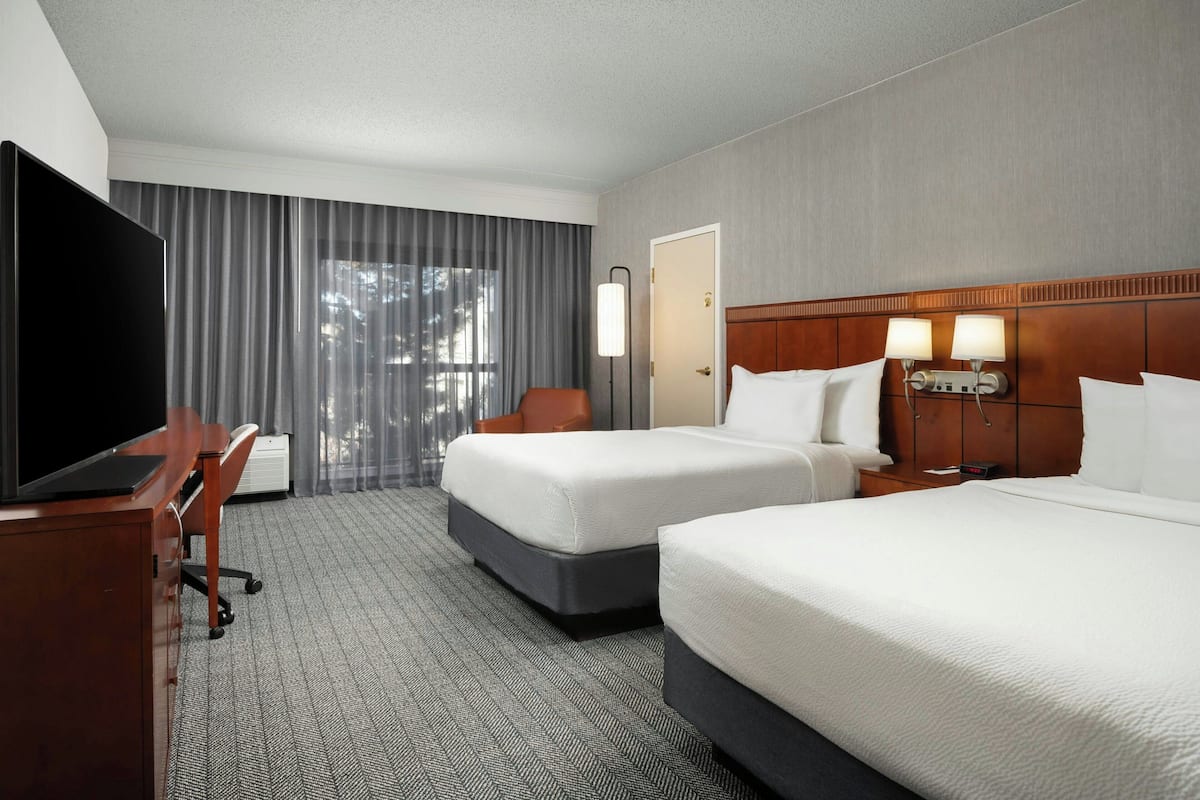 Huone, 2 parisänkyä | Työpöytä, kannettavalle tietokoneelle sopiva työtila, pimennysverhot