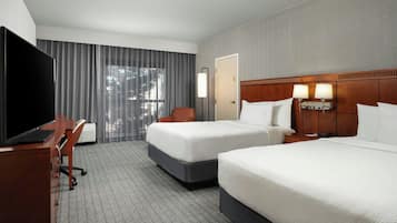 Room, 2 Katil Kelamin (Double) | Meja, ruang kerja komputer riba, langsir/tirai gelap terus