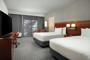 Huone, 2 parisänkyä | Työpöytä, kannettavalle tietokoneelle sopiva työtila, pimennysverhot