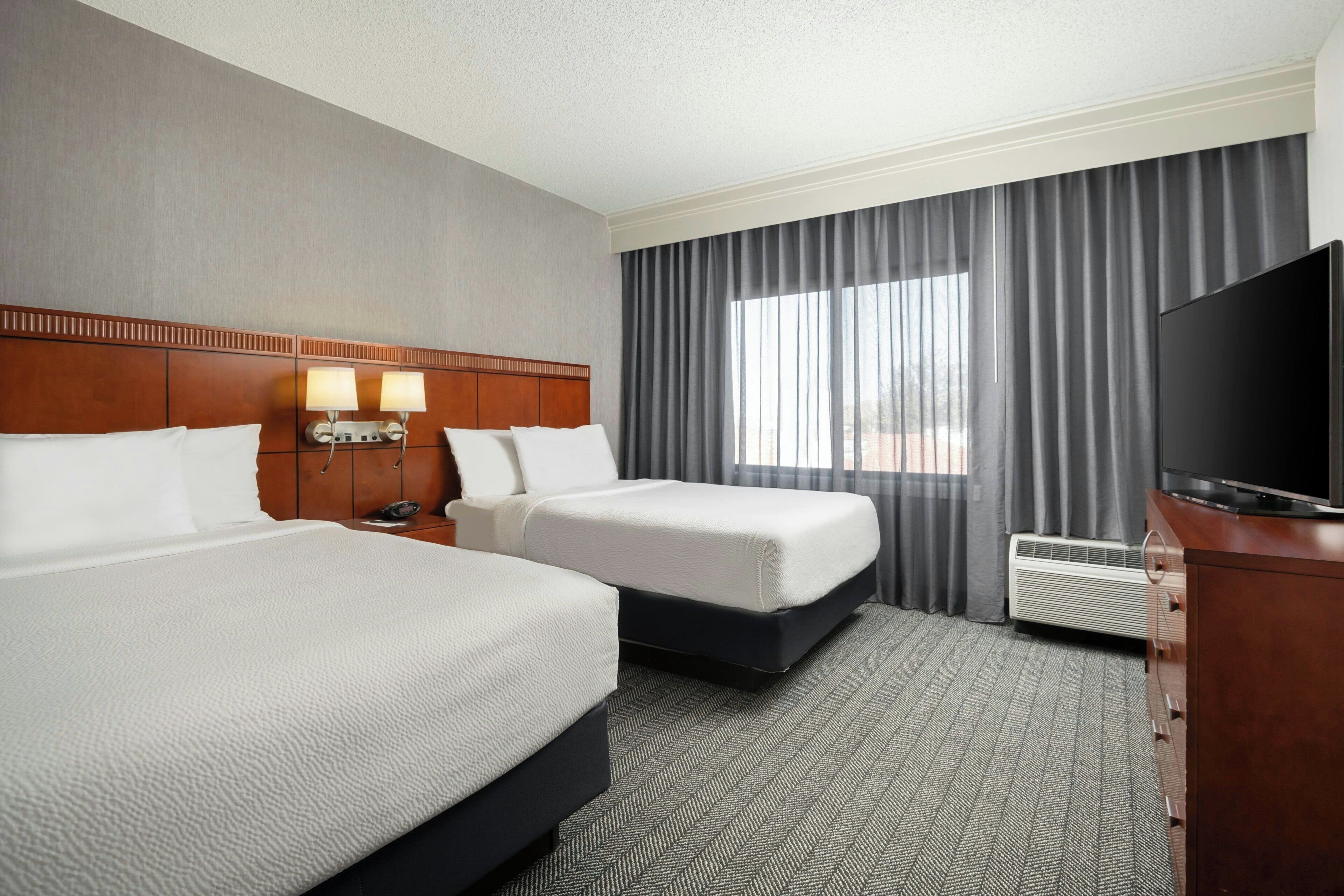 Sviitti, 2 parisänkyä | Työpöytä, kannettavalle tietokoneelle sopiva työtila, pimennysverhot