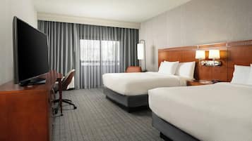 Quarto, 2 camas Queen | Escrivaninha, espaço de trabalho para notebook, cortinas blackout