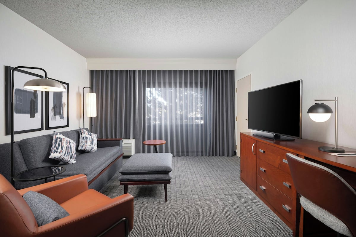 Suite, 2 Double Beds | Living area | 42-inch flat-screen TV with cable channels, TV, Netflix