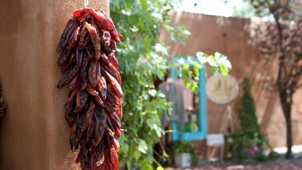 Una pared con chiles secos colgando.