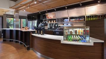 Petit déjeuner et dîner servis sur place, spécialités Cuisine américaine