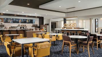 Sarapan dan makan malam dihidangkan, masakan Amerika