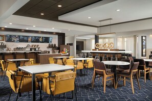 Breakfast and dinner served, American cuisine - Courtyard by Marriott Albuquerque Airport (Albuquerque)