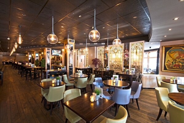 Tägliches Frühstücksbuffet (12.50 EUR pro Person)