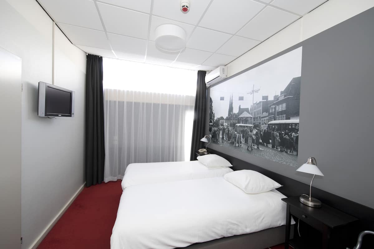 Standard-Zweibettzimmer | Allergikerbettwaren, Zimmersafe, Schreibtisch, Bügeleisen/Bügelbrett