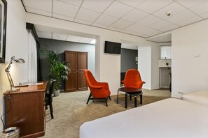 Hypo-allergenic bedding, in-room safe, desk, iron/ironing board - Crown Inn Hotel Eindhoven (Eindhoven)