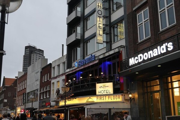 Een douche, gratis toiletartikelen, een haardroger, handdoeken