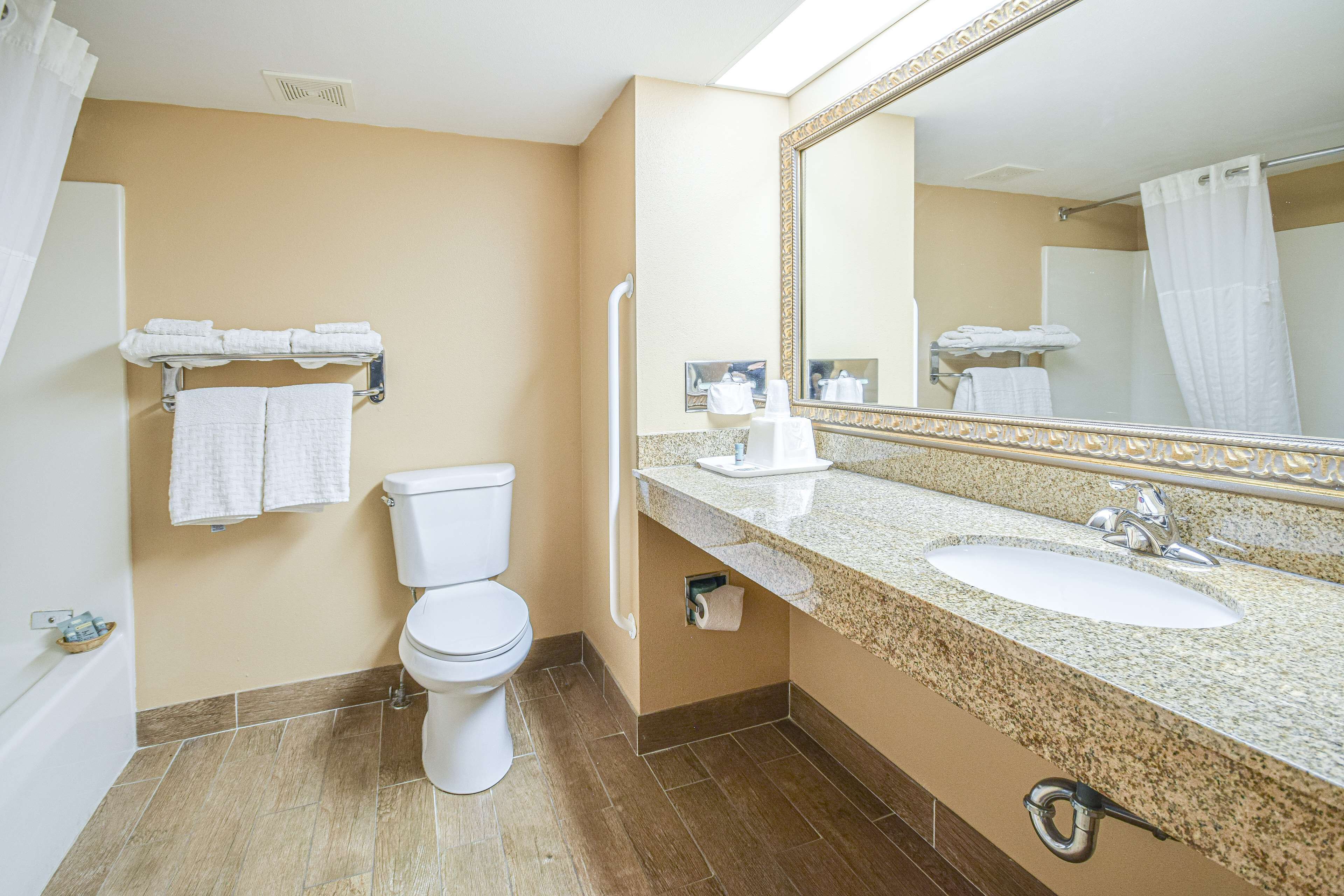 Amenidades de baño gratuitas, secadora de cabello, toallas 
