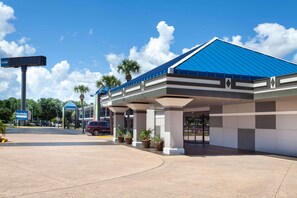 Exterior - Travelodge by Wyndham Deltona (Deltona)