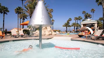 Piscina all'aperto, cabanas (a pagamento), ombrelloni da piscina