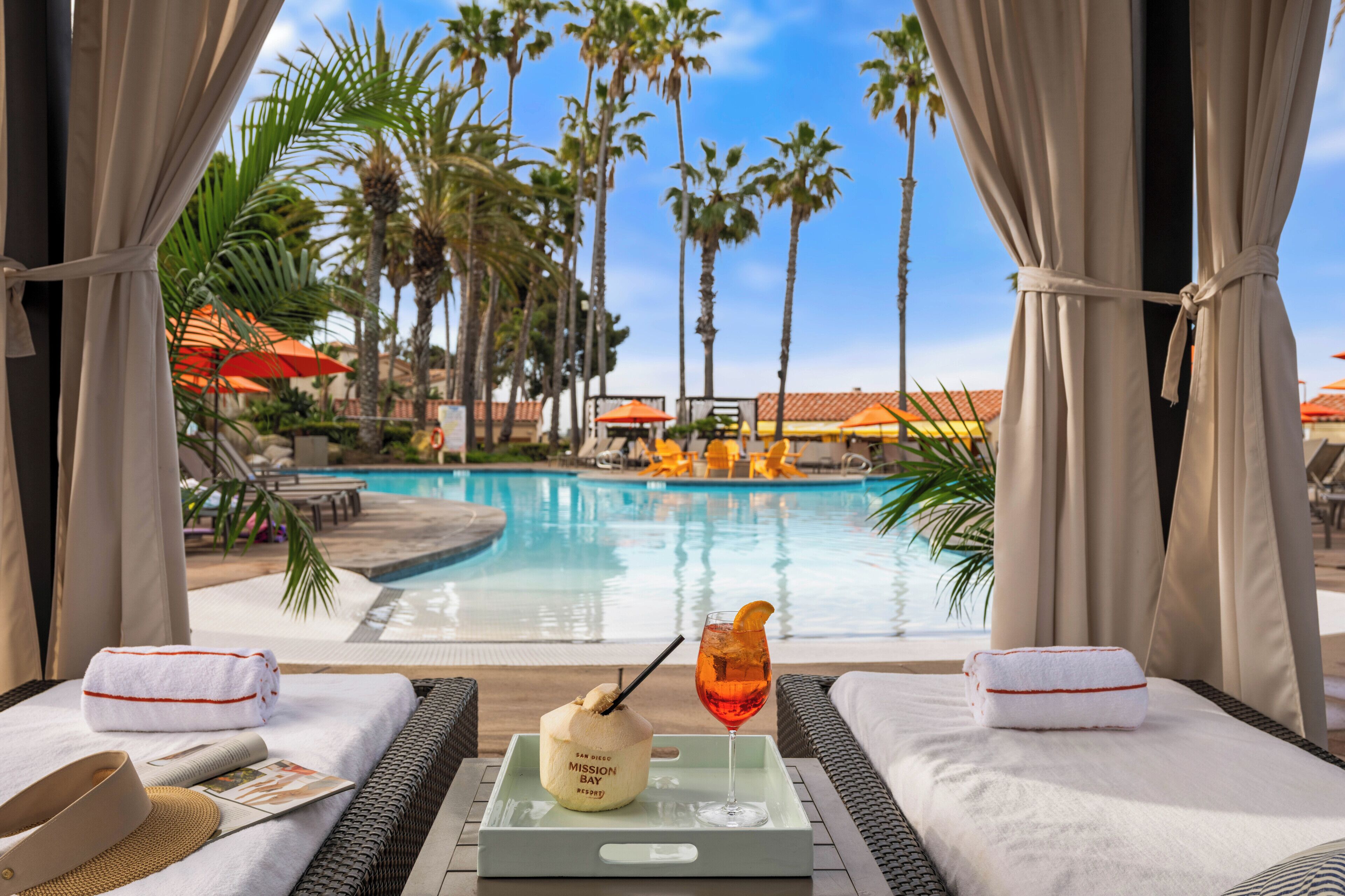 Kolam renang outdoor, dengan cabana (dengan biaya tambahan)