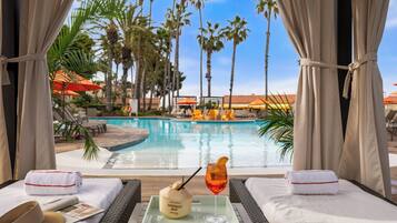 Kolam renang outdoor, dengan cabana (dengan biaya tambahan)