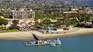 A coastal hotel with multiple buildings, a marina with boats, and a beach area. - San Diego Mission Bay Resort (San Diego)