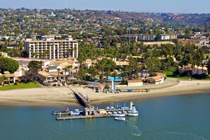 Overlooking the marina, this hotel offers stunning views of the surrounding waters and beach.