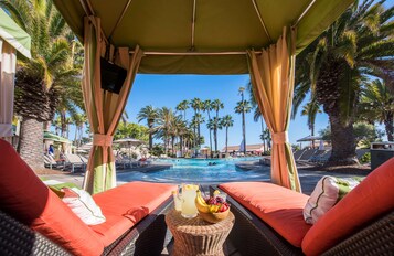 Piscine extérieure, tentes de plage, parasols de plage