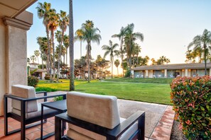 Studio, 1 King Bed | Terrace/patio