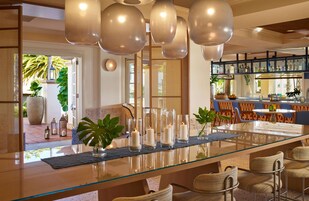 2 间餐厅，供应早餐、午餐和晚餐，美洲菜