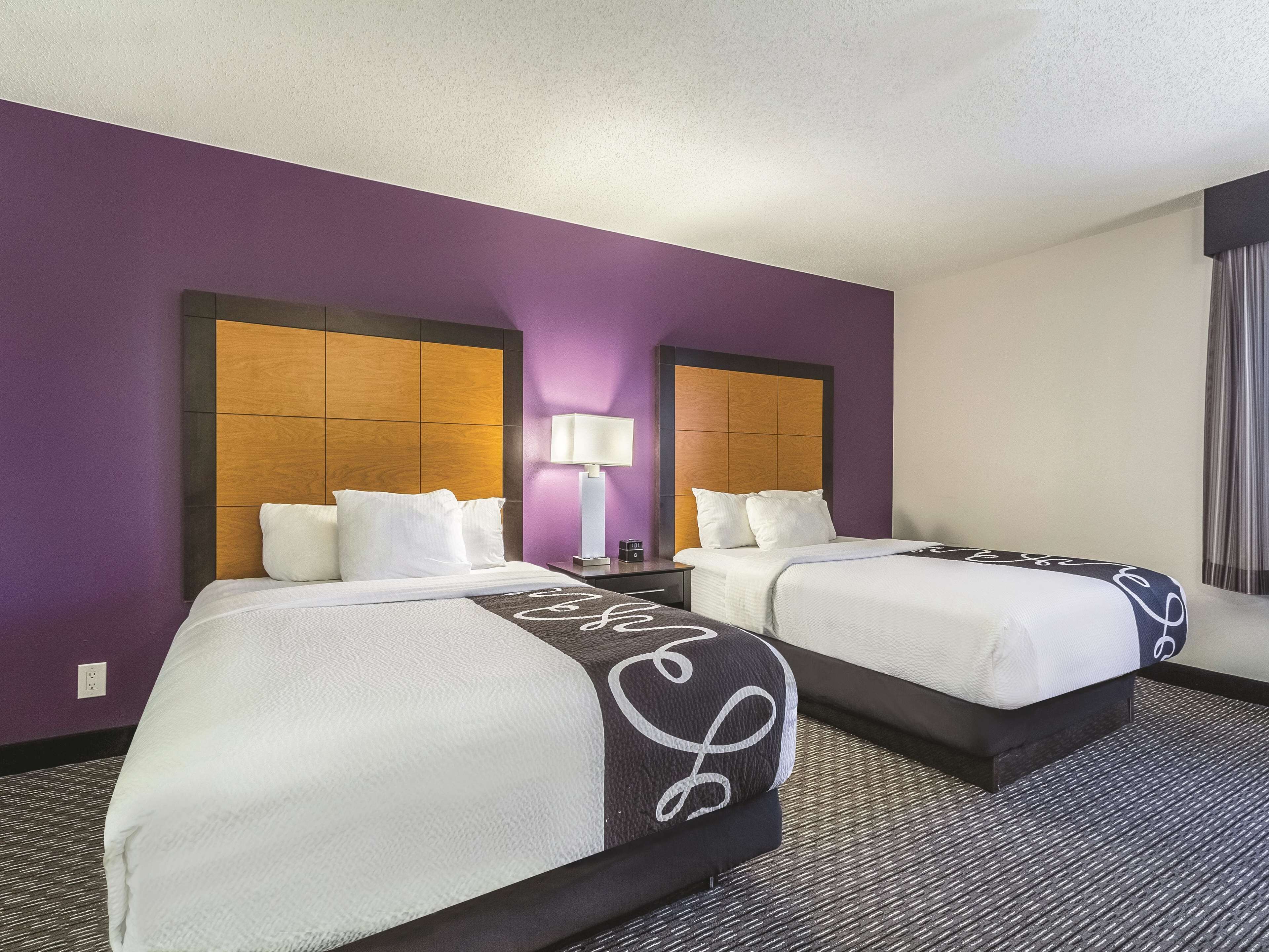 Room, 2 Double Beds, Accessible, Non Smoking | โต๊ะทำงาน, เตารีด/โต๊ะรีดผ้า, Wi-Fi ฟรี, ผ้าปูที่นอน