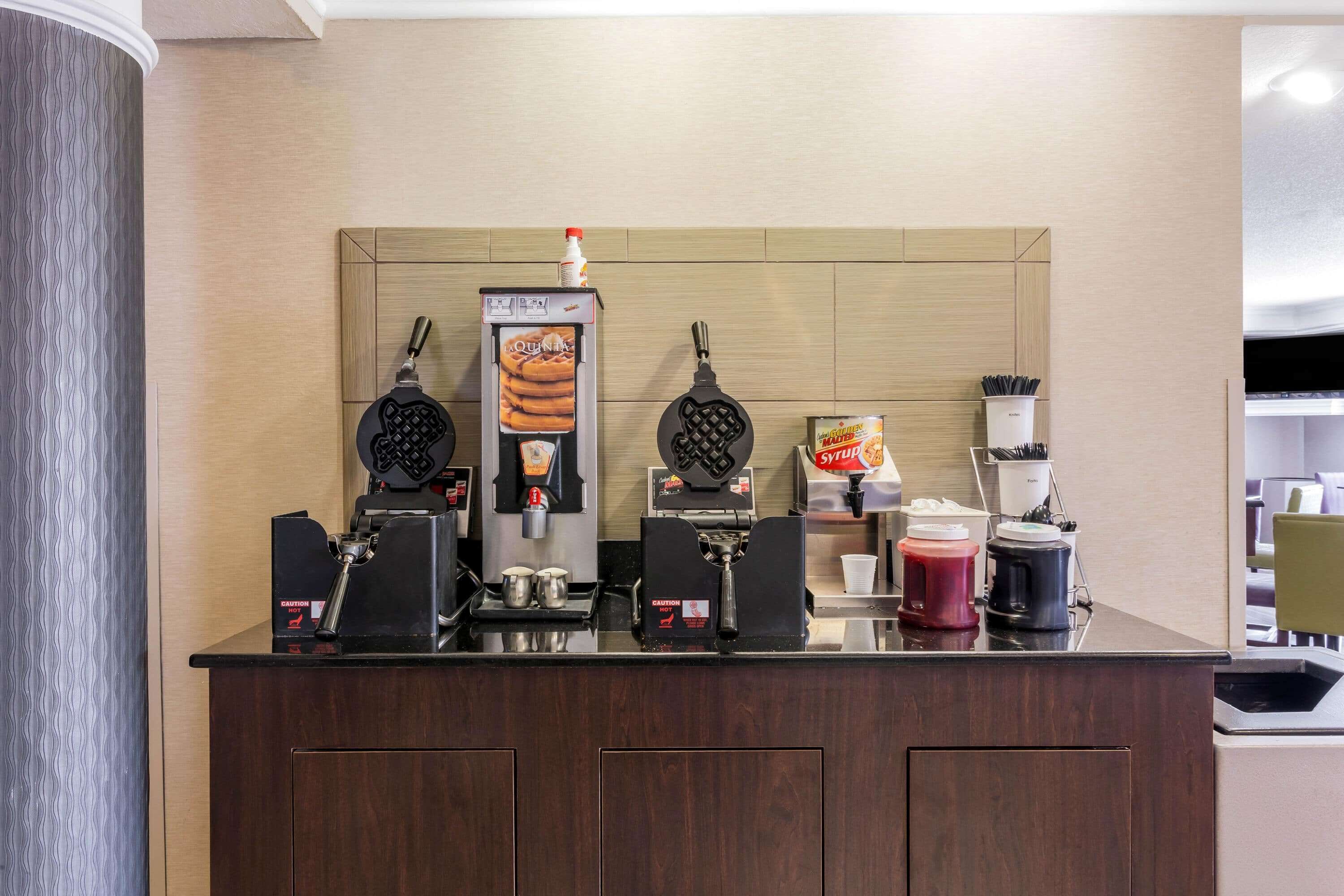 Bao gồm bữa sáng buffet hàng ngày 