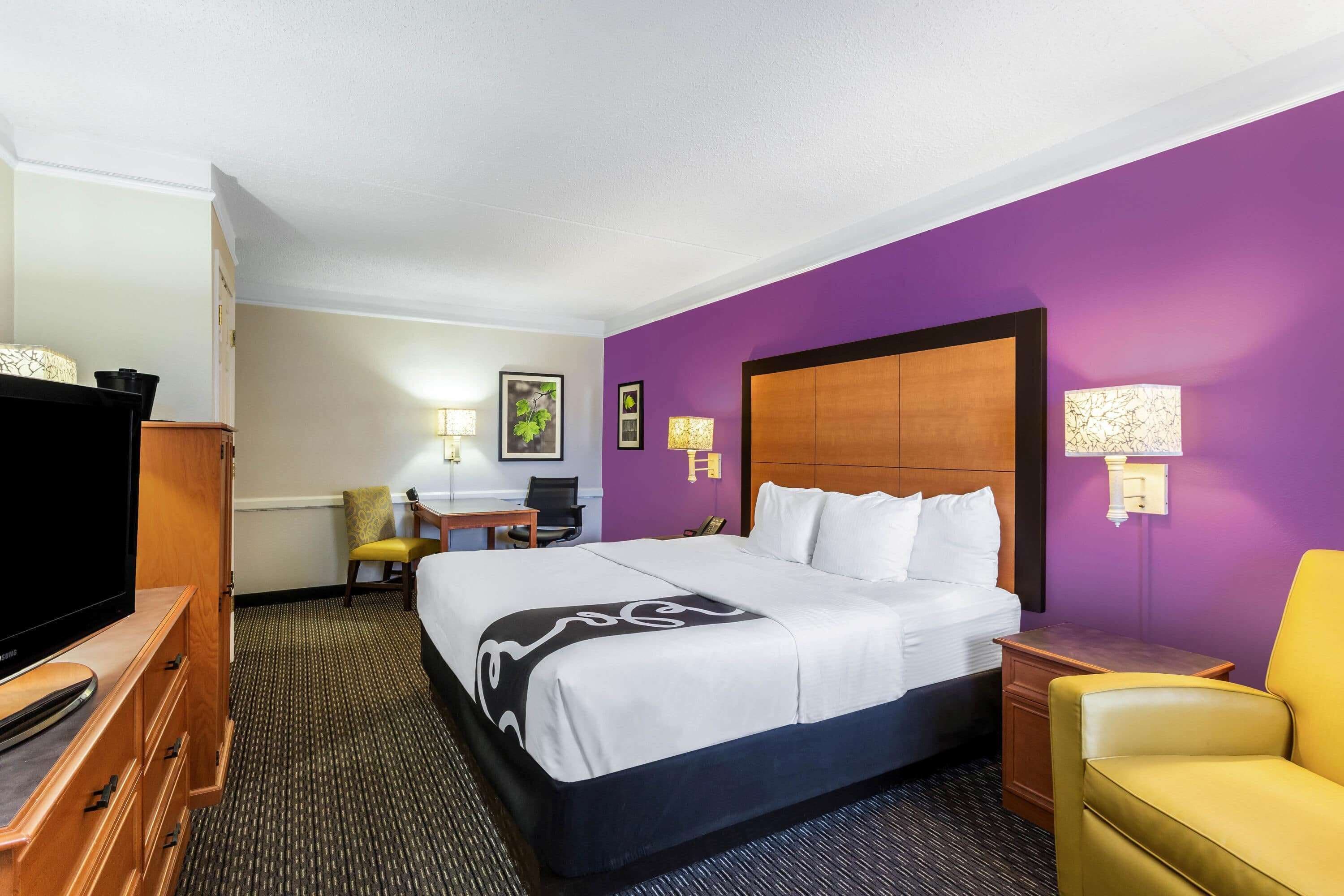 Room, 1 King Bed, Non Smoking | Desk, iron/ironing board, WiFi (free), bed sheets