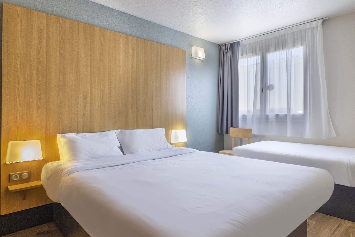 Chambre triple, non-fumeur | Literie de qualitĂ©, bureau, rideaux dâobscurcissement