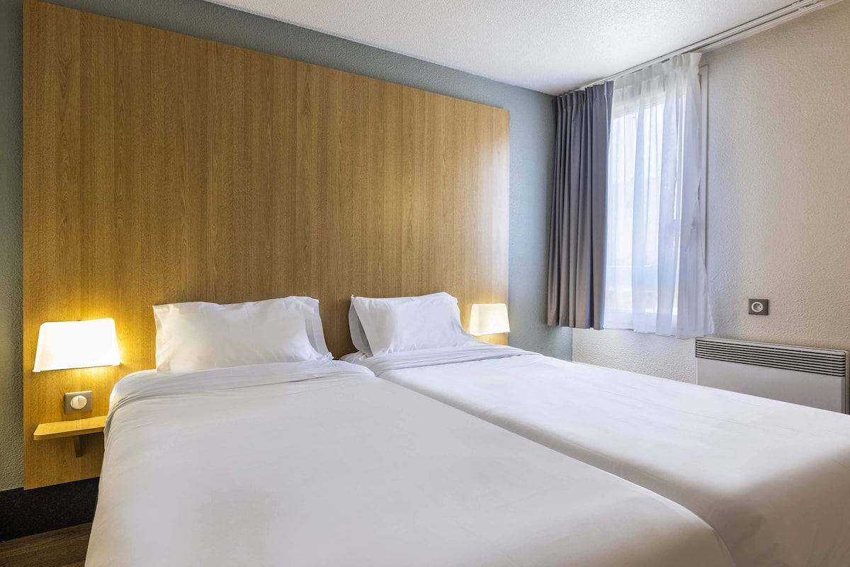 Chambre avec lits jumeaux, non-fumeur | Literie de qualitĂ©, bureau, rideaux dâobscurcissement