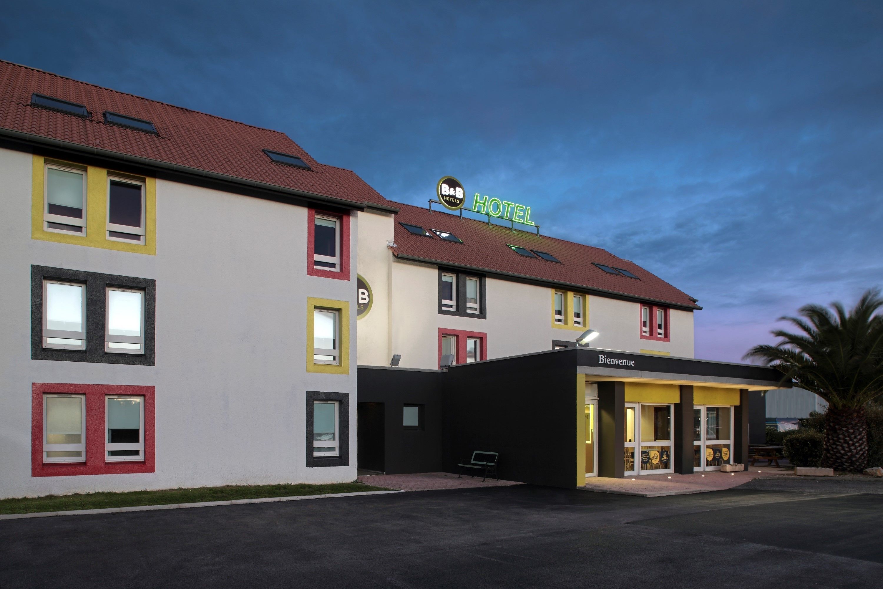 Voorkant accommodatie - avond/nacht