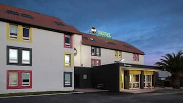 Facciata della struttura - sera/notte