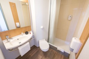 Habitación cuádruple, para no fumadores | Baño | Regadera, amenidades de baño gratuitas, secadora de cabello, toallas 