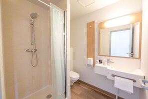 Shower, free toiletries, hair dryer, towels - B&B HOTEL Perpignan Nord (Perpignan)