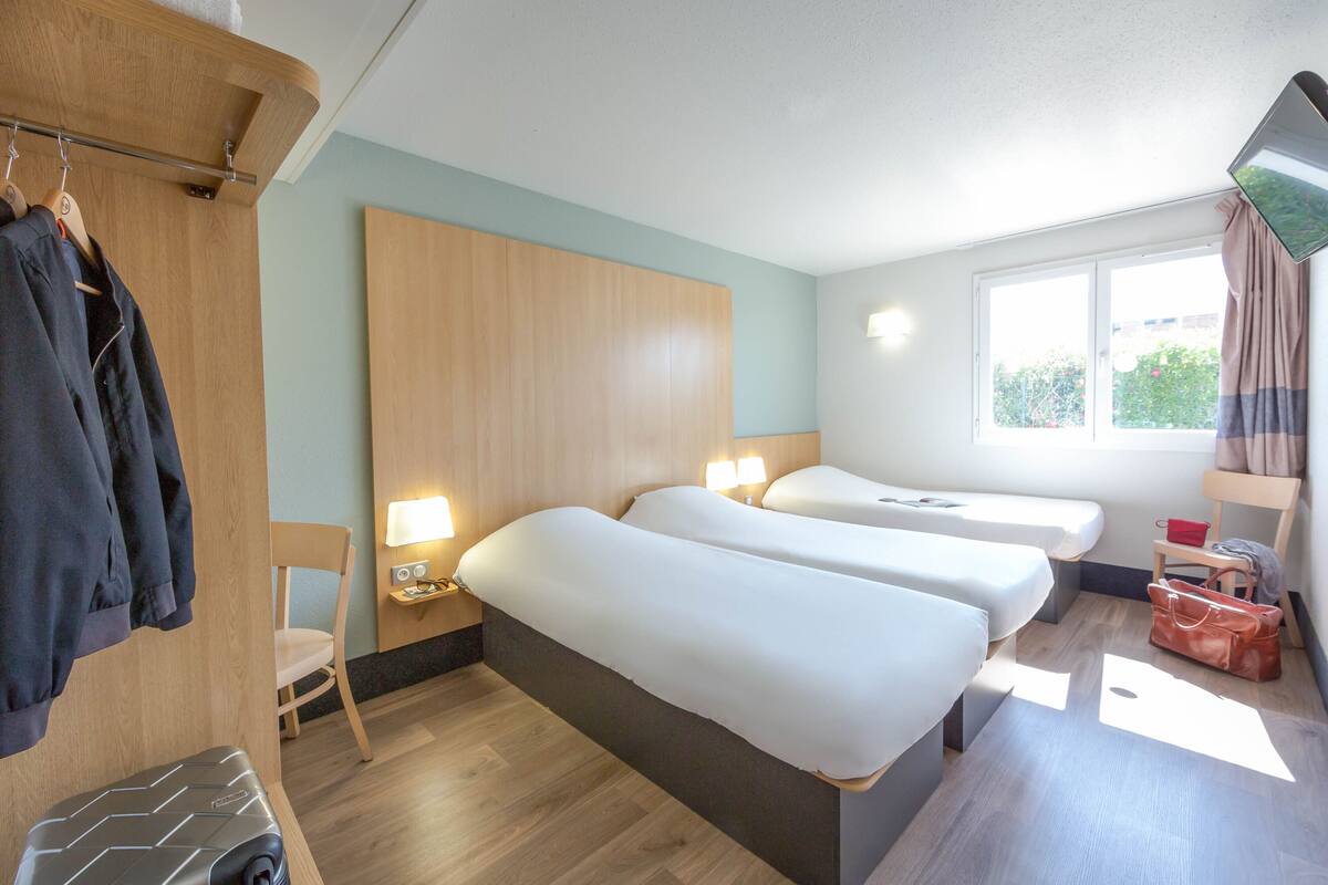 Luxe beddengoed, een bureau, verduisterende gordijnen