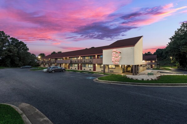 A Red Roof Inn with a modern design, featuring a large sign, a parking lot, and a well-maintained lawn. - Red Roof Inn Hickory (Hickory)