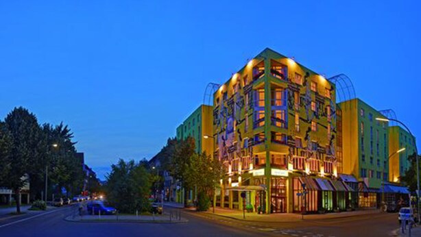 A multi-story hotel with a corner location, featuring a ground-level restaurant and a visible entrance. - PLAZA INN Berlin Charlottenburg (Berlin)