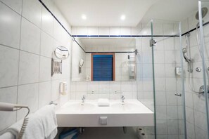 Standard Double Room | Bathroom | Shower, eco-friendly toiletries, hair dryer, towels - PLAZA INN Berlin Charlottenburg (Berlin)