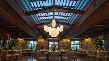 4 restaurantes, se sirven desayunos, comidas, cenas y mariscos