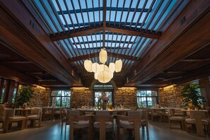 4 restaurants, breakfast, lunch, dinner served; seafood